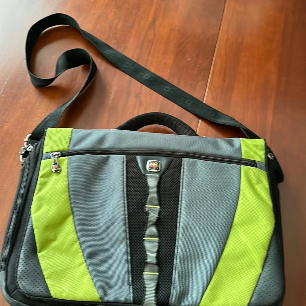 Swiss Gear Laptop Messenger Bag Jupiter Green/Black Business Professional.